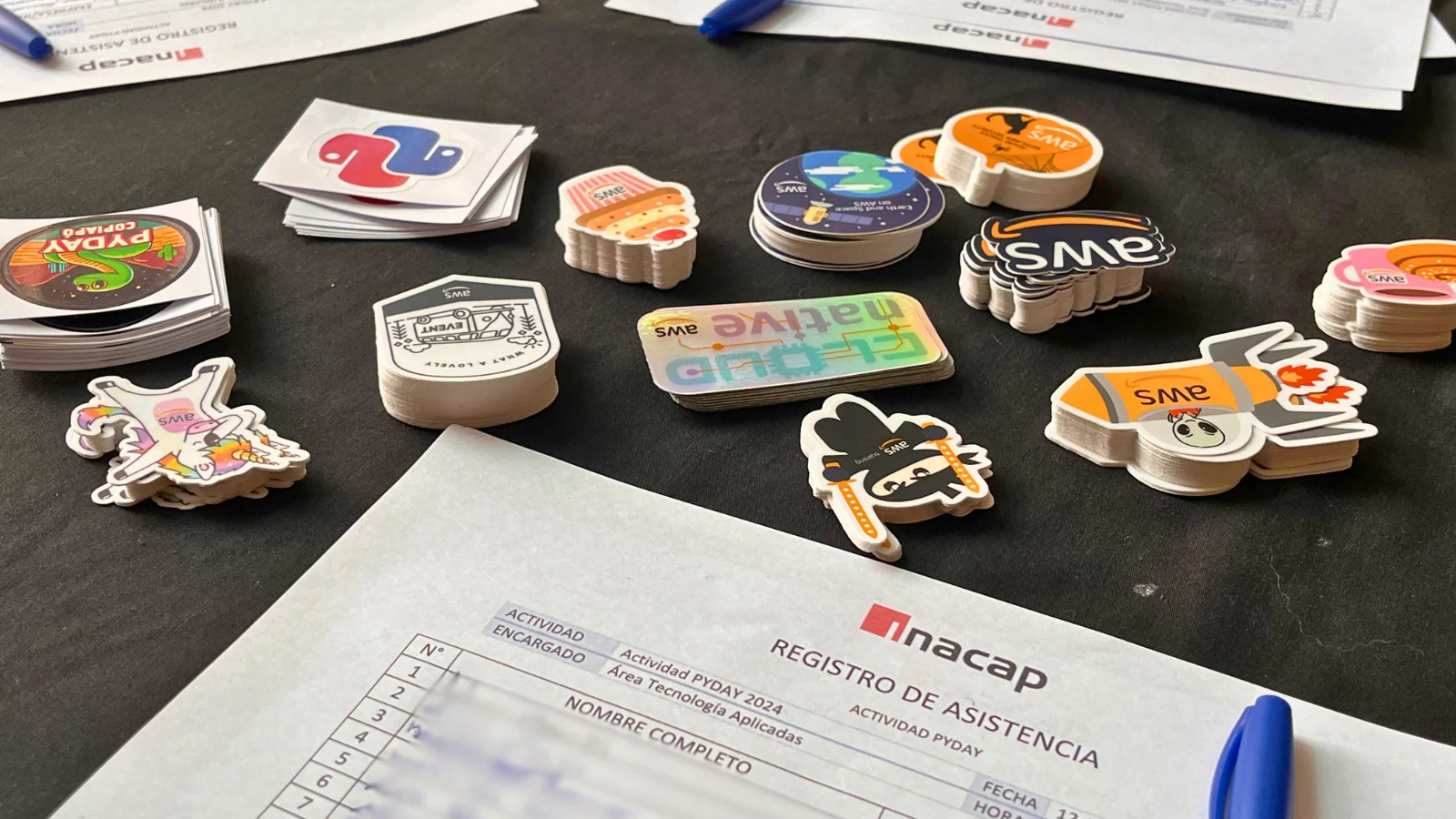 Mesa de registro con stickers de Python y PyDay