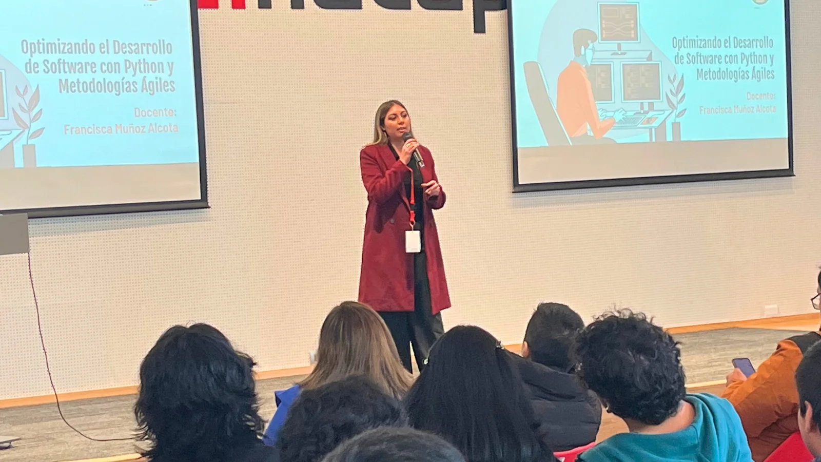 Francisca Muñoz presentando