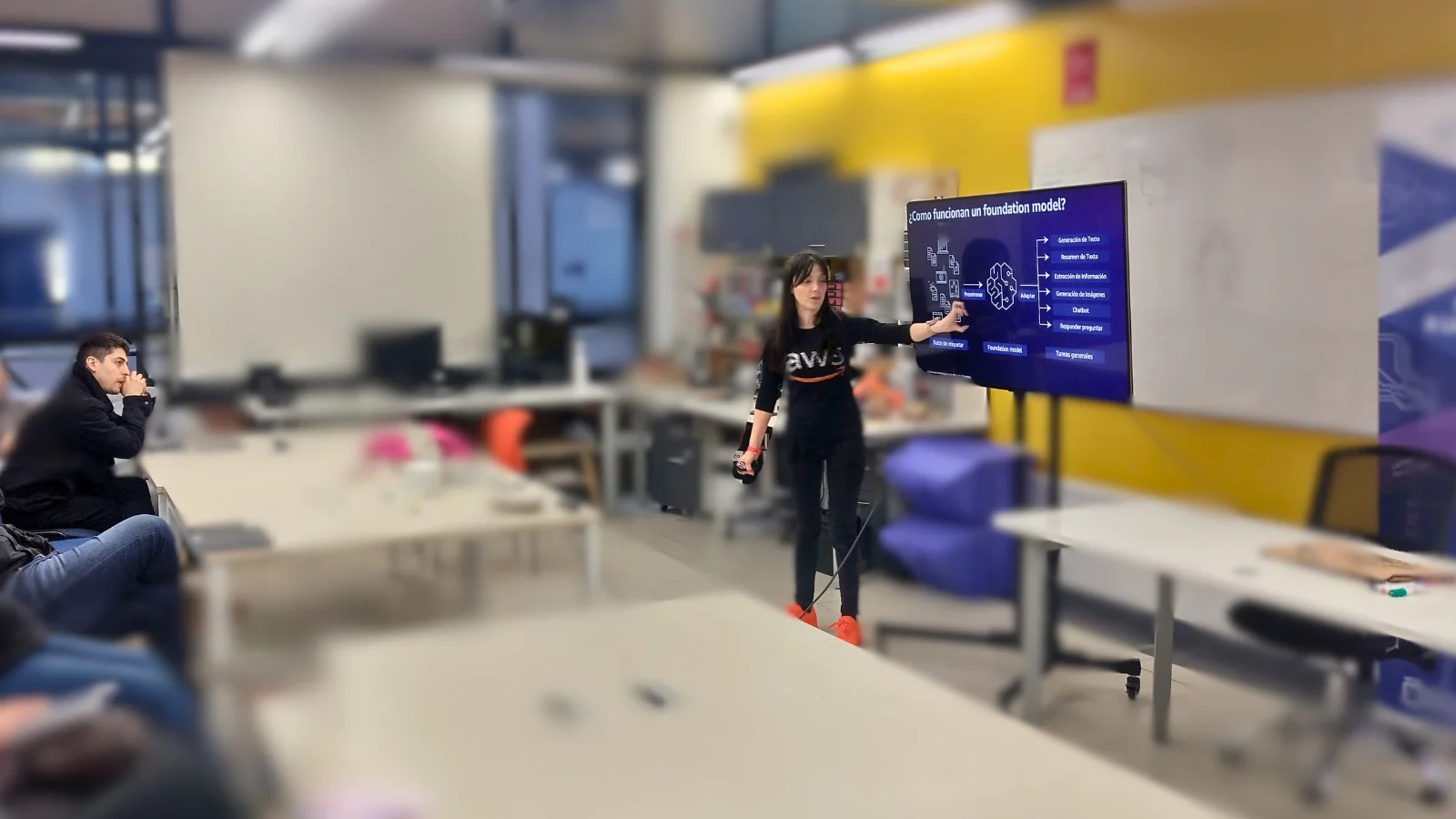 Charla de AWS con Elizabeth Fuentes